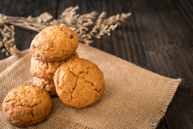 biscoitos de passas de aveia na madeira