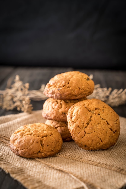 biscoitos de passas de aveia na madeira