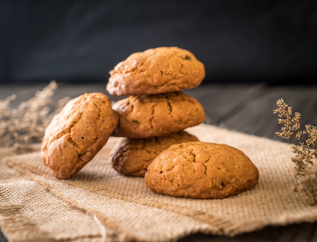 Biscoitos de passas de aveia na madeira