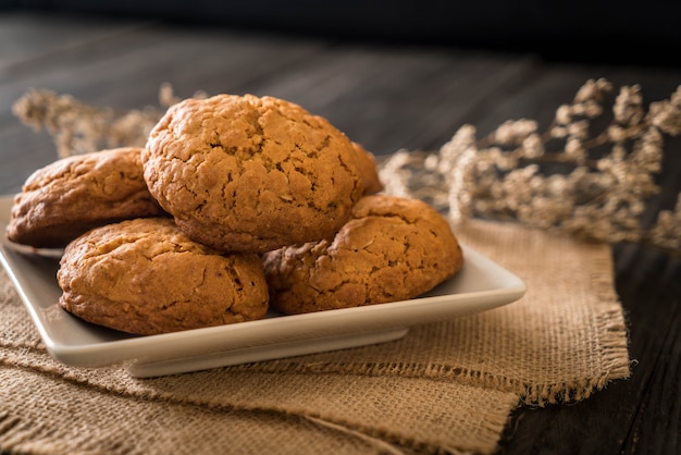 Biscoitos de passas de aveia na madeira