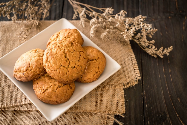 biscoitos de passas de aveia na madeira