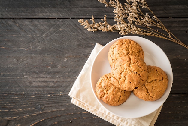 biscoitos de passas de aveia na madeira