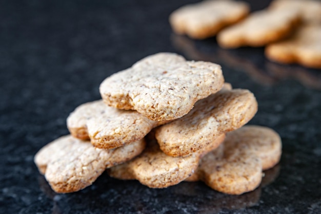 Biscoitos de pilha de nozes. Biscoitos de nozes sobre uma mesa de mármore escura. Comida caseira.