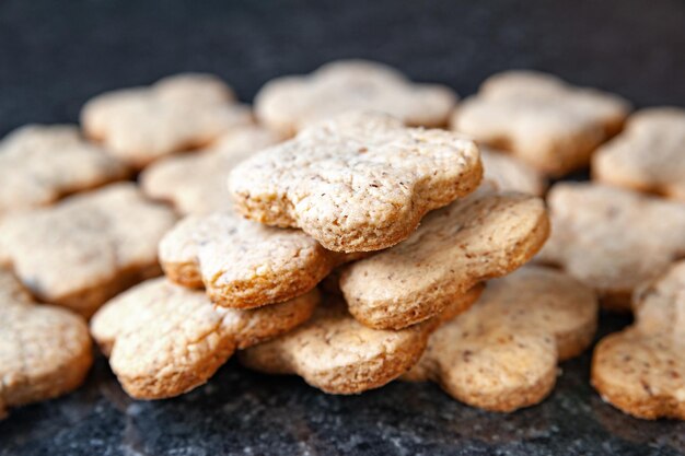 Biscoitos de pilha de nozes. Muitos biscoitos de nozes estavam sobre uma mesa de mármore escura. Comida caseira.