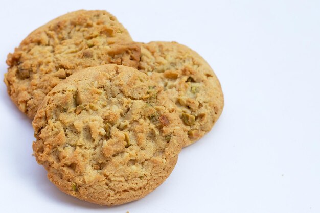 Biscoitos de pistache e amêndoa no fundo branco