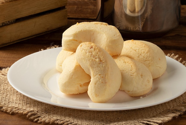 Biscoitos de queijo brasileiro no prato. foco seletivo