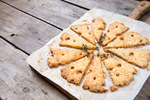 Biscoitos de queijo caseiros. biscoitos de queijo, bolos caseiros saudáveis. queijo e vinho branco