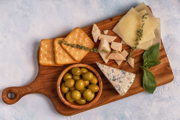 Biscoitos de queijo com azeitonas em uma mesa de madeira