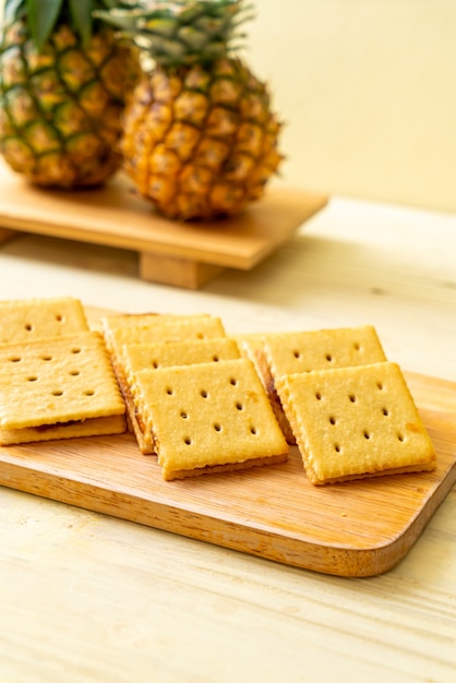 biscoitos de queijo com geleia de abacaxi