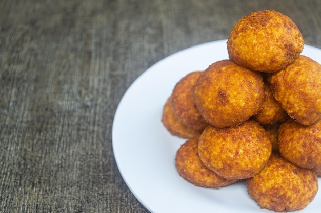 biscoitos de queijo de palma comida deliciosa que tem um sabor doce e salgado.