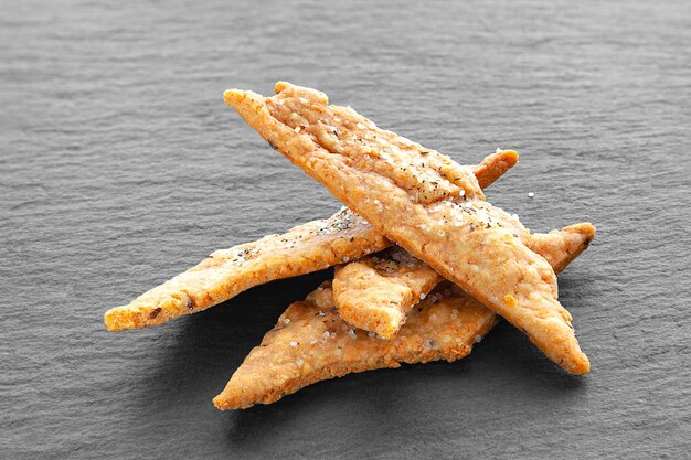 Biscoitos de queijo salgado Biscoitos de queijo e sal em uma pedra de ardósia Comida caseira saudável