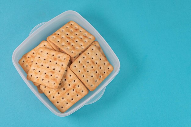 Biscoitos de sal no fundo azul