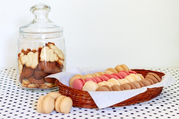 Biscoitos de shortbread em uma caixa de vidro e biscoitos franceses em uma cesta