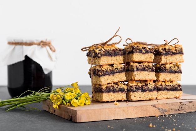 Biscoitos de shortbread empilhados em primeiro plano em uma mesa de concreto Fundo branco