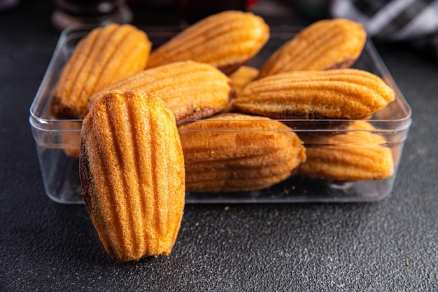 Biscoitos de sobremesa francesa Madeleine refeição doce comida lanche na mesa cópia espaço comida