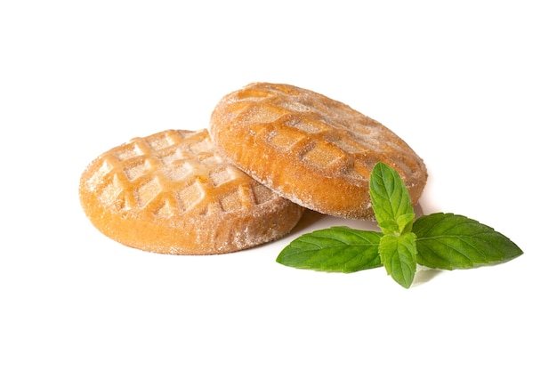 Biscoitos de strudel de sobremesa linda com geléia de maçã e canela em um fundo branco