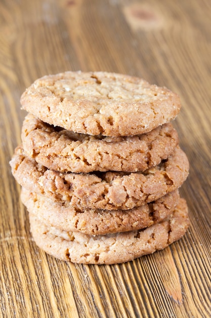 Biscoitos de trigo crocante crumble em uma mesa de madeira, closeup comida