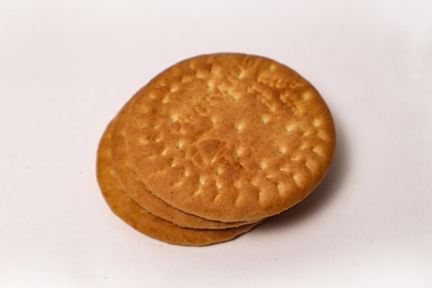 Biscoitos de trigo na chapa de aço com fundo desfocado Biscoitos indianos popularmente conhecidos como Chaibiscuit na Índia