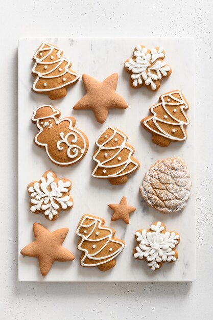 Biscoitos de vidro caseiros de Natal em fundo branco. Vista de cima. Postura plana. Formato vertical.