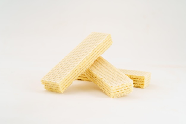 Foto biscoitos de wafer de lanche em fundo branco