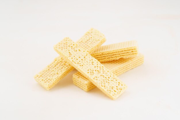 Foto biscoitos de wafer de lanche em fundo branco