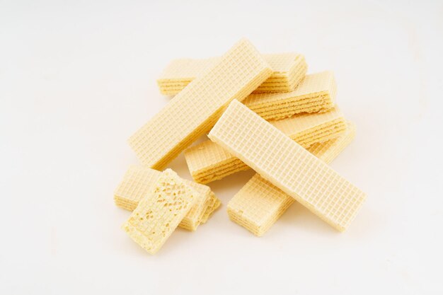 Foto biscoitos de wafer de lanche em fundo branco