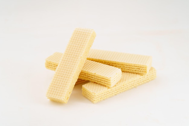 Biscoitos de wafer de lanche em fundo branco