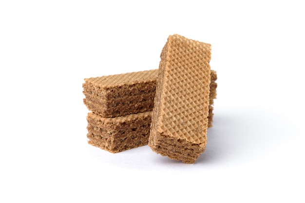 Biscoitos de wafer escuro isolados no fundo branco.