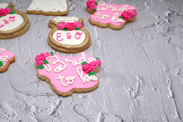 Biscoitos decorados para festa de casamento.