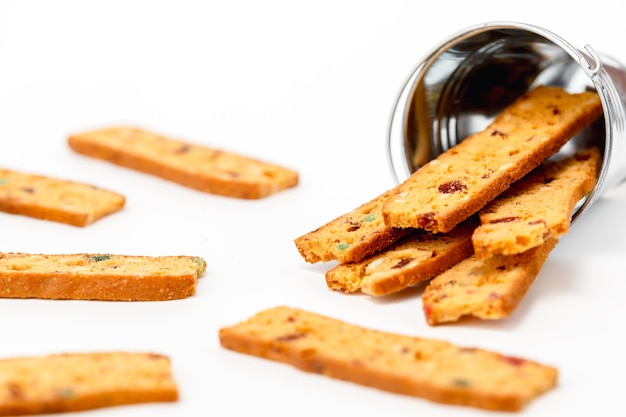 Biscoitos deliciosos caseiros em fundo branco para o conceito de padaria, comida e alimentação