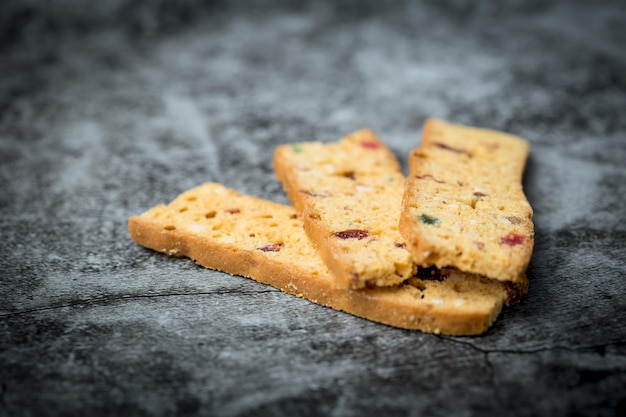 Biscoitos deliciosos caseiros em fundo escuro para comida de padaria e conceito de alimentação