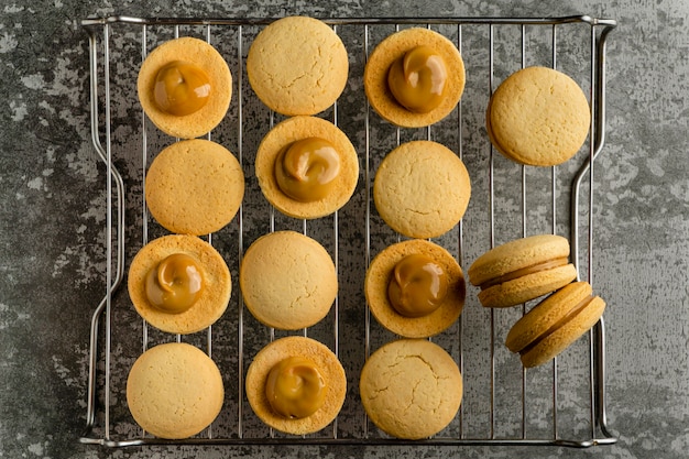 Foto biscoitos deliciosos com creme de vista de cima