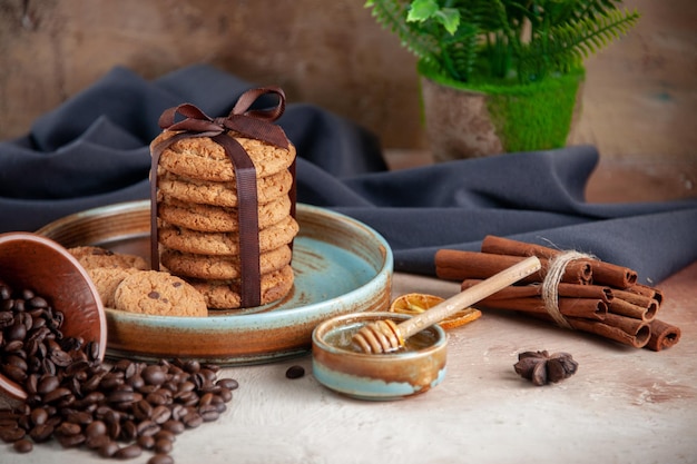 Biscoitos deliciosos de frente com uma xícara de café na superfície de luz sobremesa bolo doce massa de chá biscoito de açúcar