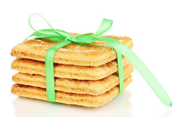 Biscoitos doces amarrados com fita verde isolada no branco
