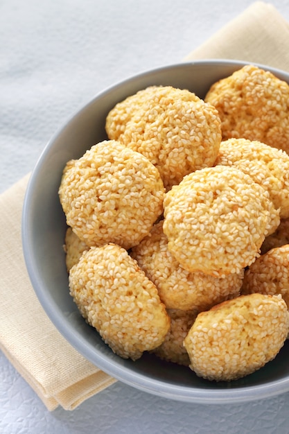 Biscoitos doces caseiros com sementes de gergelim