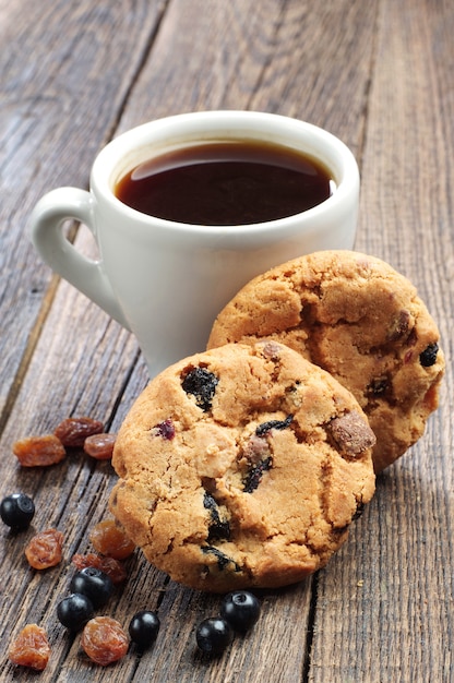 Biscoitos doces com passas e mirtilos e café