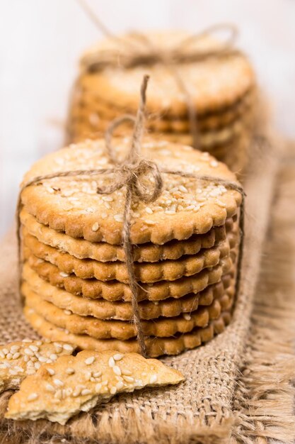 Biscoitos doces com sementes de gergelim amarrados com fio