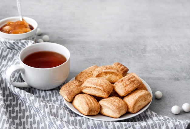 Biscoitos doces de canela caseiros e xícara de chá