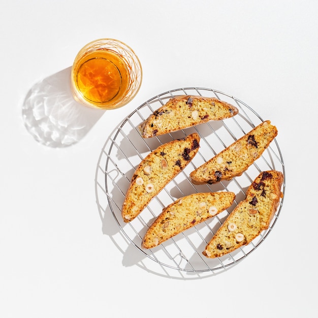 Biscoitos doces de cantuccini e vinho doce. Biscoitos caseiros italianos