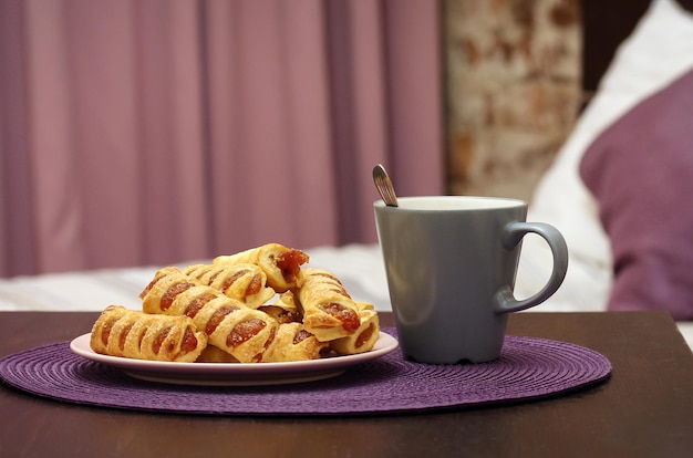 Biscoitos doces e uma caneca na mesa no contexto do interior da sala