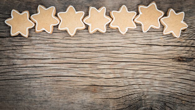 Biscoitos doces tradicionais de Natal em fundo de madeira