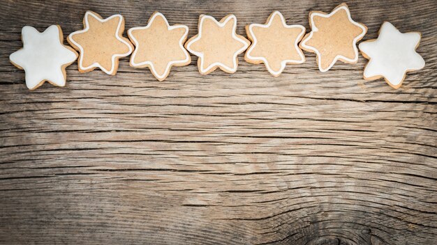 Biscoitos doces tradicionais de Natal em fundo de madeira