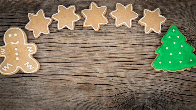 Biscoitos doces tradicionais de Natal em fundo de madeira