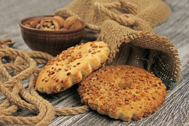 Biscoitos dourados com nozes em uma mesa de madeira