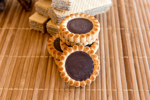 Foto biscoitos e biscoitos de chocolate na mesa de doces.