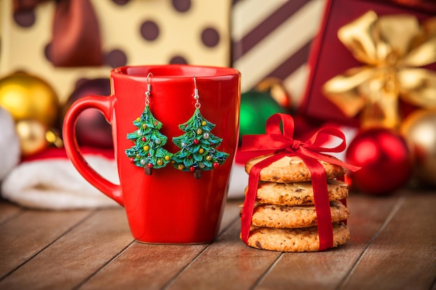 Biscoitos e café com presentes de natal ao fundo