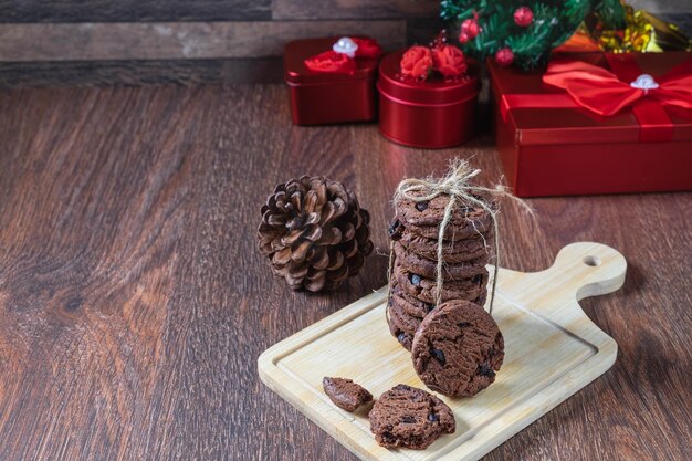 Biscoitos e caixas de presentes na véspera de Natal