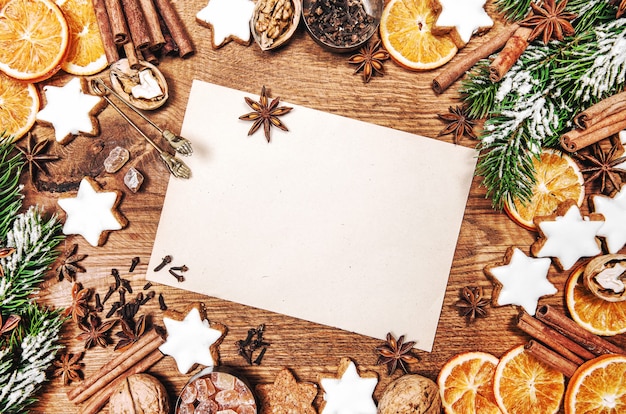 Biscoitos e especiarias de Natal. Fundo de comida de férias