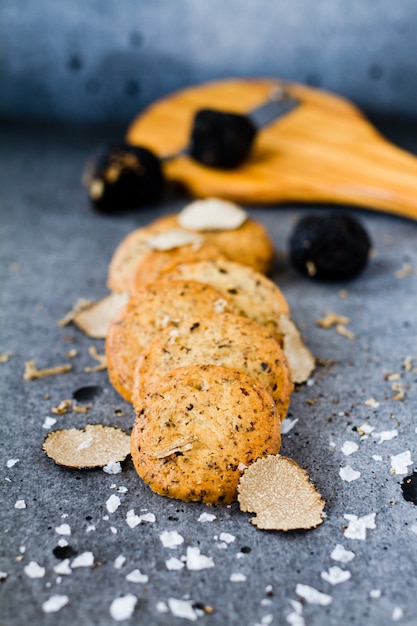 Biscoitos e fatias de trufa