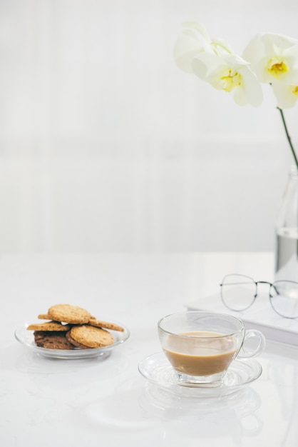 Biscoitos e flores na mesa em casa.